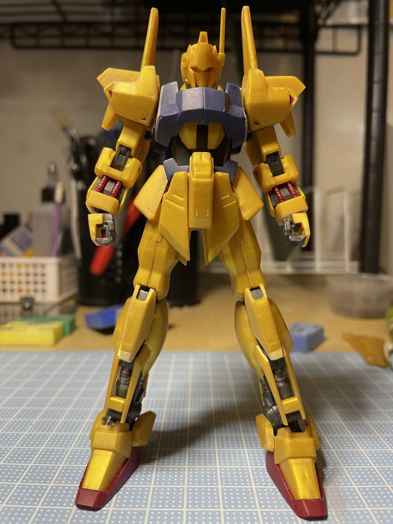 首のパーツを延長して顎が引けるように胸パーツの横にプラ板を足しました。幅を出して膝パーツをパテで延長。脛のシリンダーを太く改造してみました。