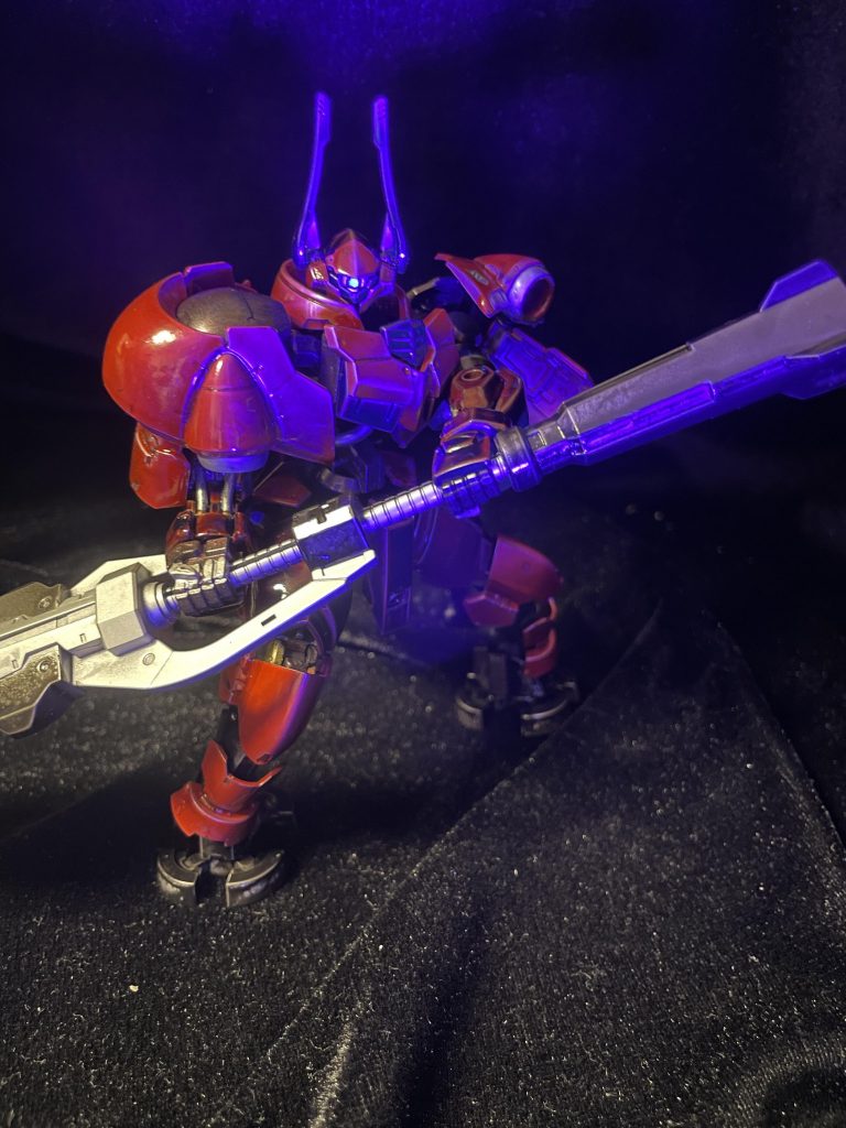 目だけ光ります。せめてものこだわりポイント。