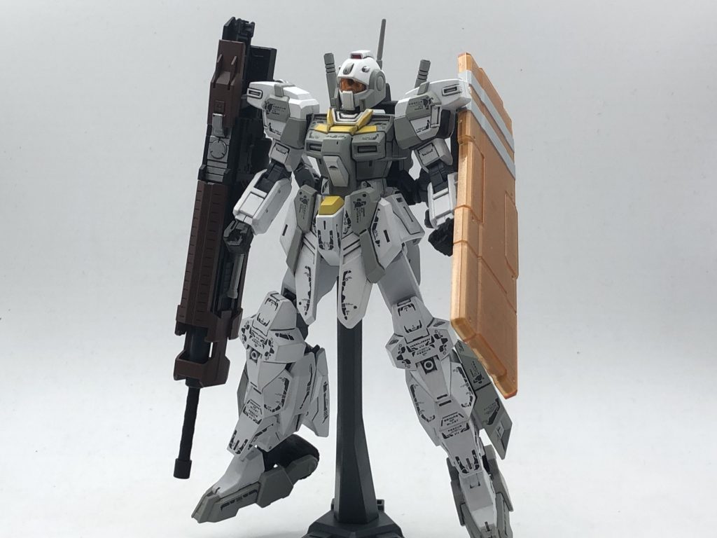 初期案です。最初は大きな盾を装備していました。