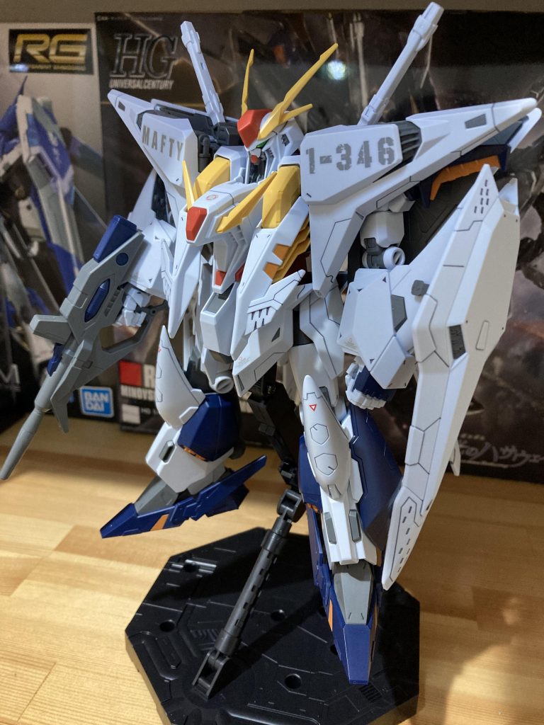 アクションベースに乗せると更にスペースを取ります。この後RGのHi-νにも使った同じディスプレイケースにいれましたがまぁデカい。
