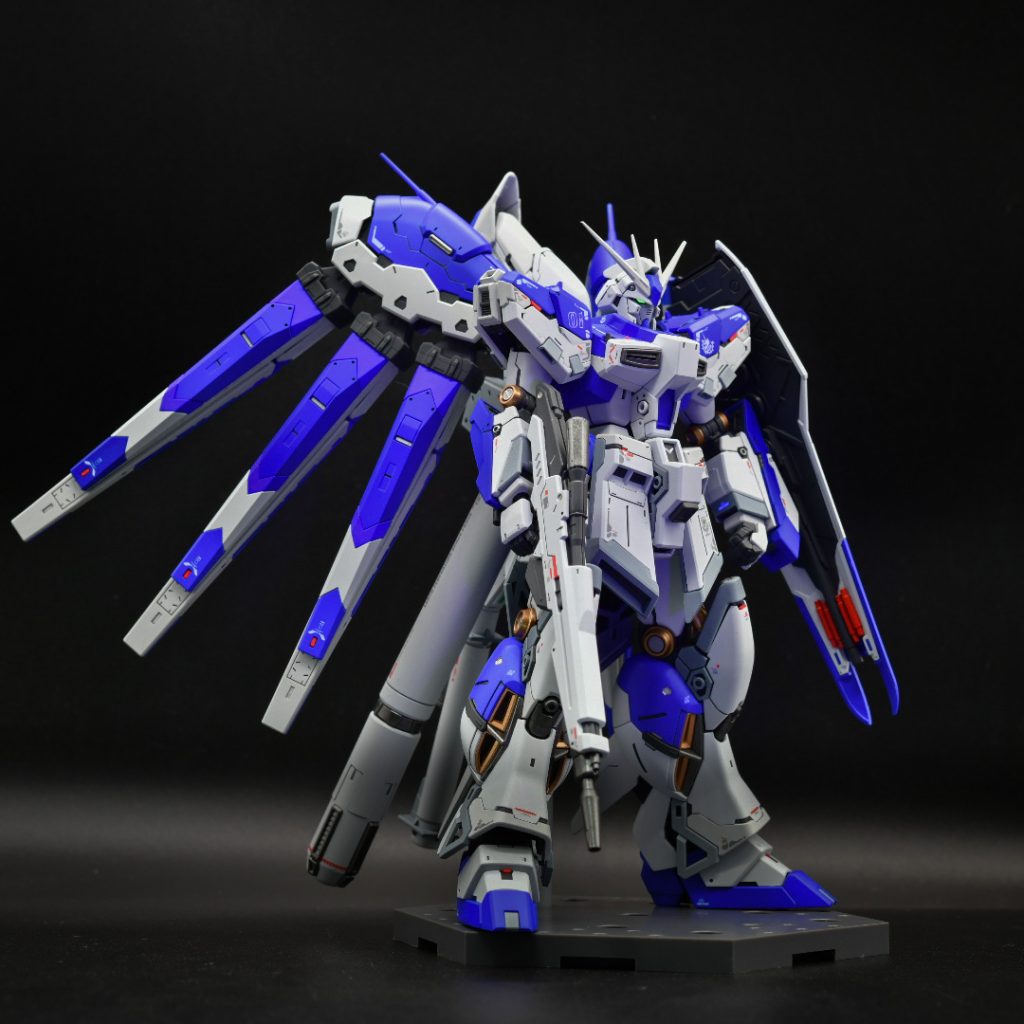 シールド裏のミサイルもきっちり塗り分け。ファンネルはピッタリ閉じるようにネオジウム磁石を内蔵しています。関節にはエッジングパーツを使用。