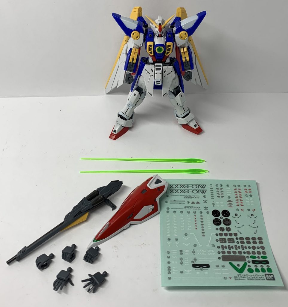 付属品とリアルスティックデカール。写真に写すのを忘れてしまいましたがベースに取り付ける用のパーツも付属します。個体差はあると思いますが、関節が少し緩かったり膝装甲が外れやすかったりするので調整が必要に感じました。それ以外は問題はないです。HGAC版と見比べるのも良いでしょうし、MGのダウンサイジング版として考えても遜色ない出来栄えなのでおすすめです。