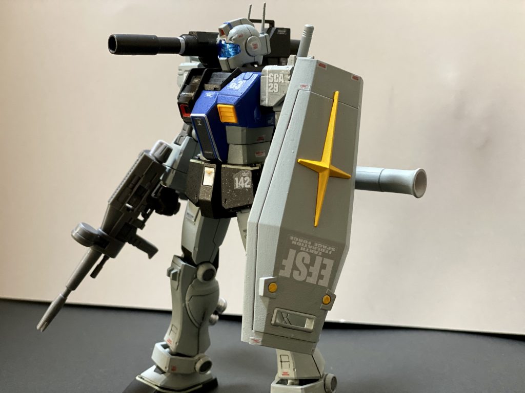 ガンダムの余剰パーツで補修された設定通り中期型の肩を使用しビームライフル、ビームサーベル、バズーカ、シールドを装備しています。写真では見えないですが両腕には初期型の前腕部ガトリングガンを装備しています