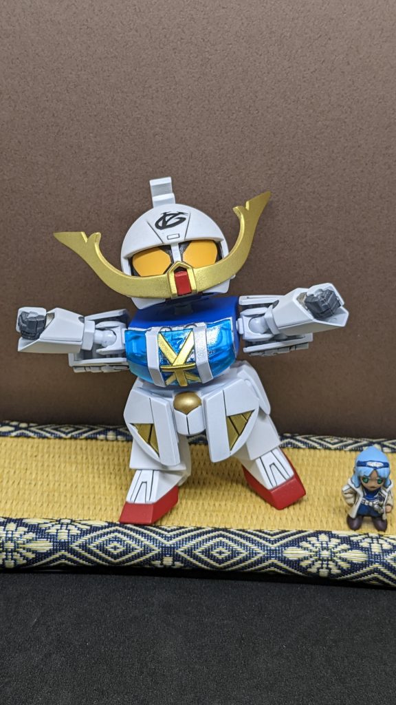 本体完成後。頭部前面と目を真っ二つにしてプラ板を挟んで顔面整形しました。唇を別パーツ化してヒゲのダクト部分をディティールアップ、首肩腰足をボールジョイント化したので、ある程度動きを付けたポーズが可能になってます。左右フロントスカートはプラ板で完全自作。