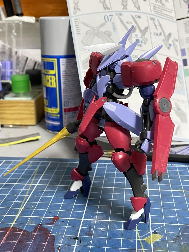 各パーツ。こう見ると半分以上はグリムゲルデです。この写真の後ヘルムヴィーゲの足首装甲を追加しています。前腕がジークルーネで新規になっているせいかシールドの接続が緩いので微調整。東部のラインセンサー(?)は露出度を上げるためにすこしふちを削りました。