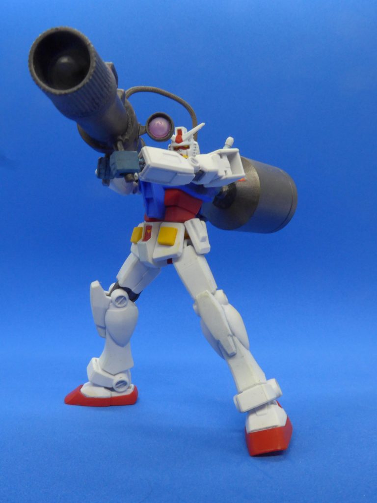 構えさせてみました。トライアルキットは小さいながらもよく動きます。砲身部分の蓋ぶり?がよりわかりやすいですね。