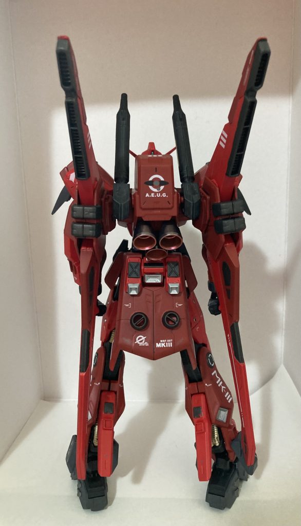 バーニアはガンダムマーカーブラシで塗装しています。厚塗りし過ぎて脚のパーツのハマリが悪くなったのが今回最大の失敗でした。