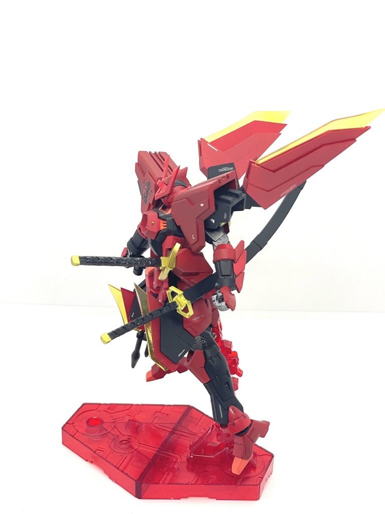 刀は一振りは実体、もう一振りはビームのため、鞘は一つのみです。