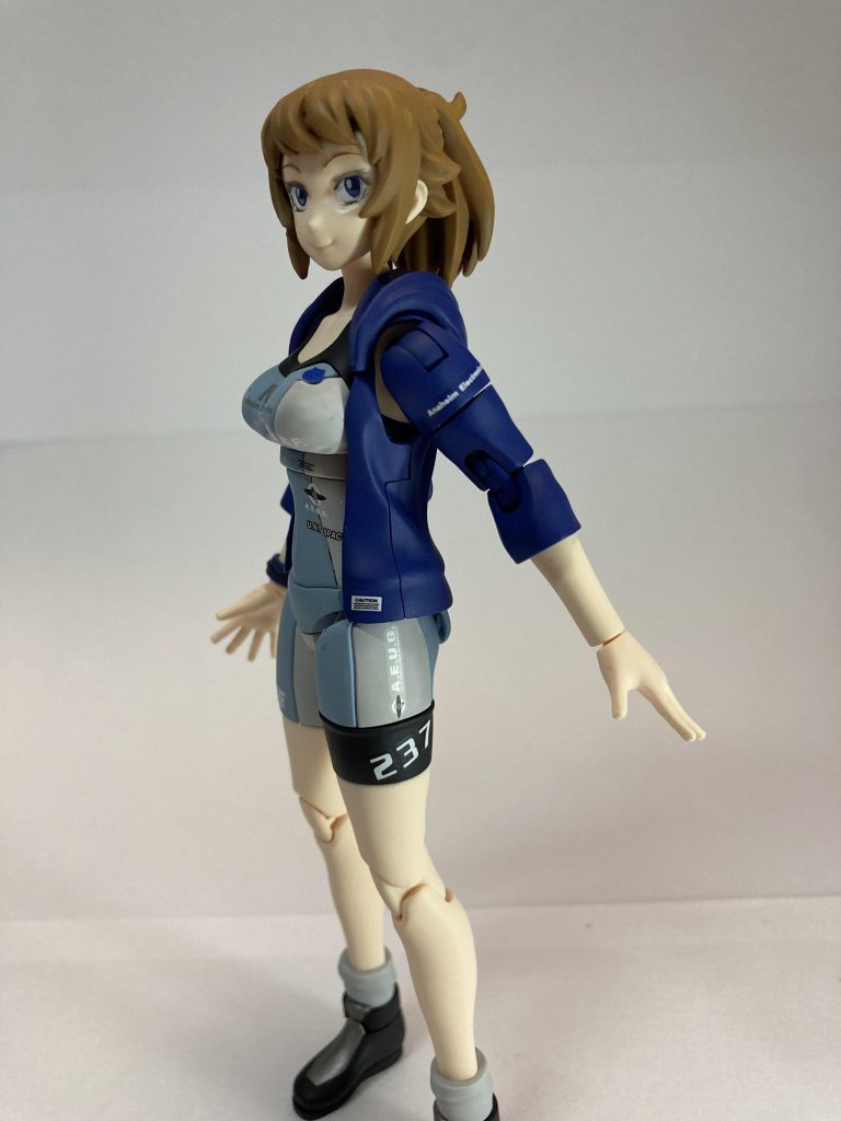 この無駄にデカいナニカのせいでデカール貼るのに苦労しました。もう少し控えていただけると色々と助かるんですが、ええ、色々な意味で。