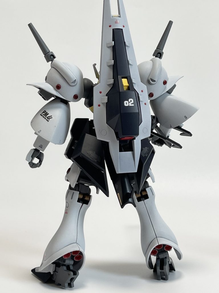 背面。ガブスレイの背面ユニット（MA形態時の機首になるフード状のパーツ）の円形モールドにマウント穴を開口、AOZでお馴染みのシールドブースターを軸接続しています。肩部には角型の追加スラスターを配置。付属のマニピュレーターは保持力に問題があると古来より指摘されているのでビルダーズパーツのハンドを加工して取り付けています（ジョイント径が合わないので加工必須）おかげでしっかりガッチリとしました。