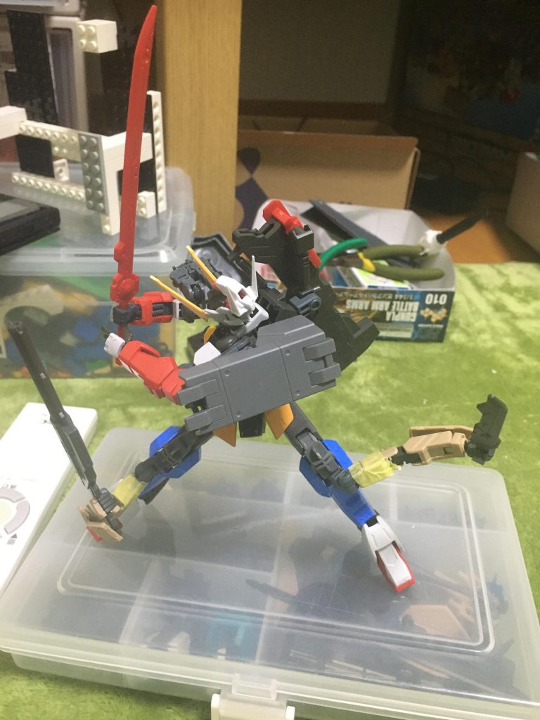 当初は腕が伸びるし素手でいいかなぁと考えていたのですが、試しに武器を持たせてみたところなんと!肩の可動域が人間並みになってました!ポン刀のフルスイングも可能!