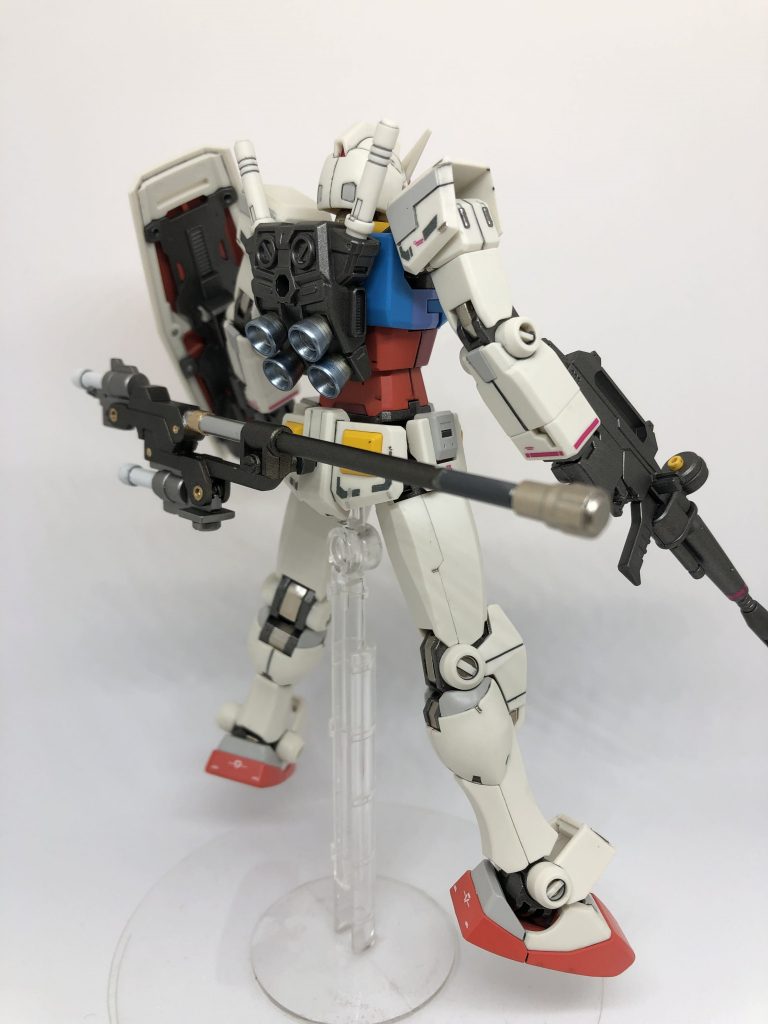 関節は基本的スターブライトアイアンに焼き鉄色、黒鉄色を混ぜたもので塗装、ヒジ、ヒザ裏、膝頭や肩、腹部、前腕からチラ見するフレーム部分はシャンパンゴールドで塗装してあります。