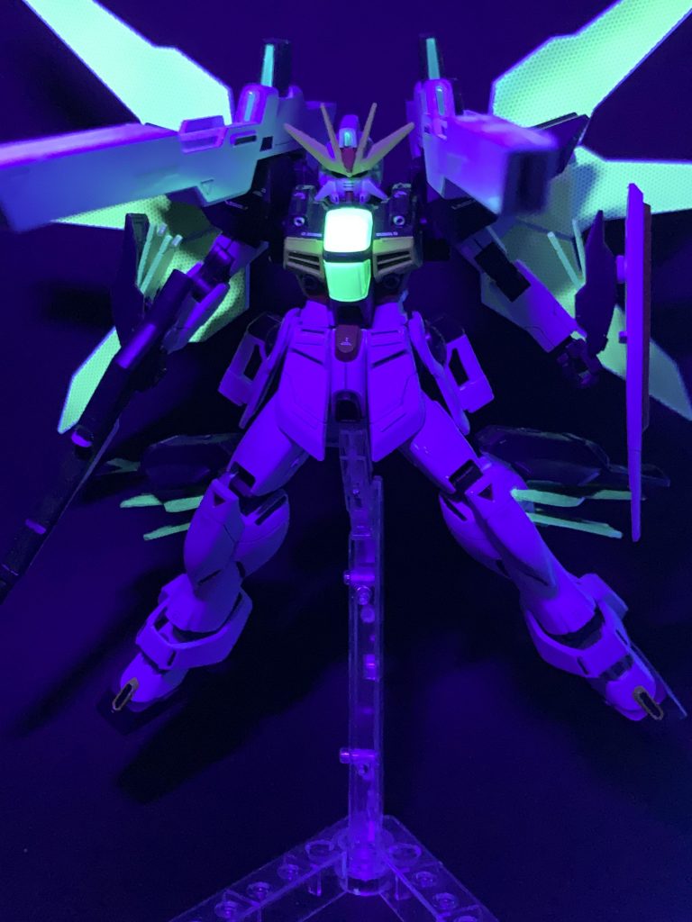 ブラックライトの距離感で、発光力変わるのは面白いですね。