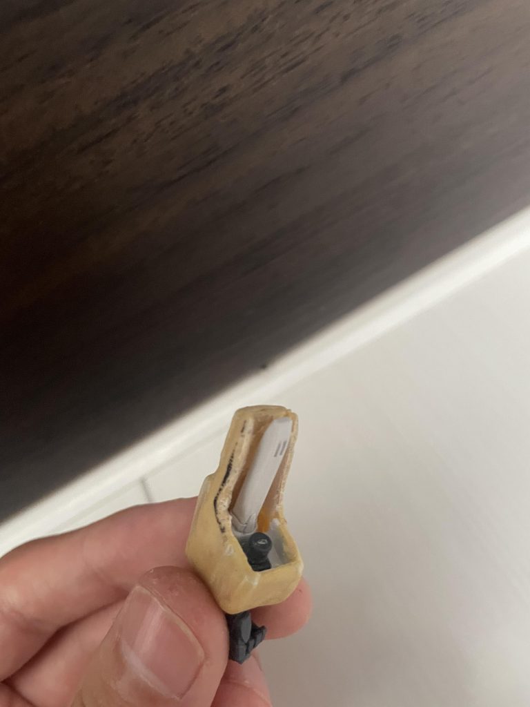 腕にはビームサーベルを内蔵しています(取り出し可能)