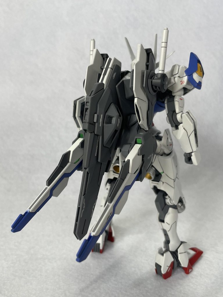 ビットオンフォームルブリスの高機動形態でとてもカッコいいです。ただバランスがリアヘビーになるのでスタンド必須の形態です。