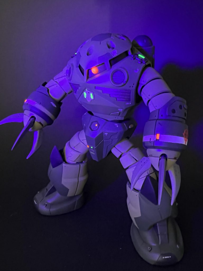 チップには、蛍光を塗ってブラックライトで光るようにしました