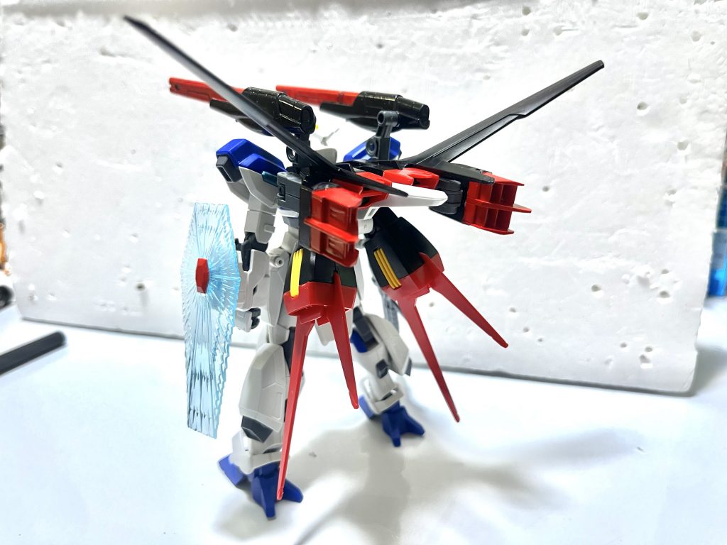 背面とストライカー。インプルース(推進力)の名の如く、アームアームズのブースターを追加して推力をアップ。さらにビルドブースターのビームキャノンも追加して火力もアップしました。