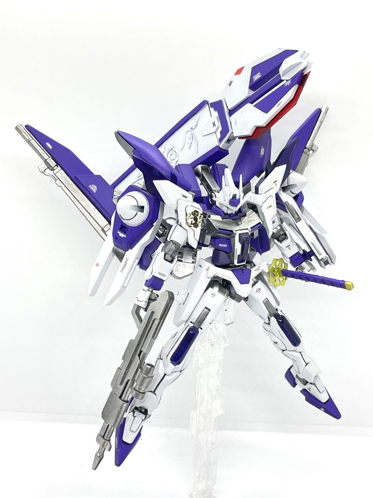 フロント。肩にオリジナルのフォースエンブレムが貼ってあります。肩、肘、膝、胸部の7箇所にクリアレジンで作ったクリアパープルのパーツを付けています。ビームライフルはフルスクラッチです。