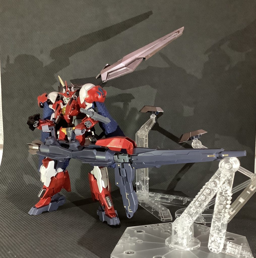 GNドライブブースター2機とビームシュートライフルを直結させ、超長距離の高威力射撃形態へ移行。機動力が極端に落ちる代わりに威力と射程距離は絶大。脚部のサブカメラもユーラヴェンと同様に独立稼働。