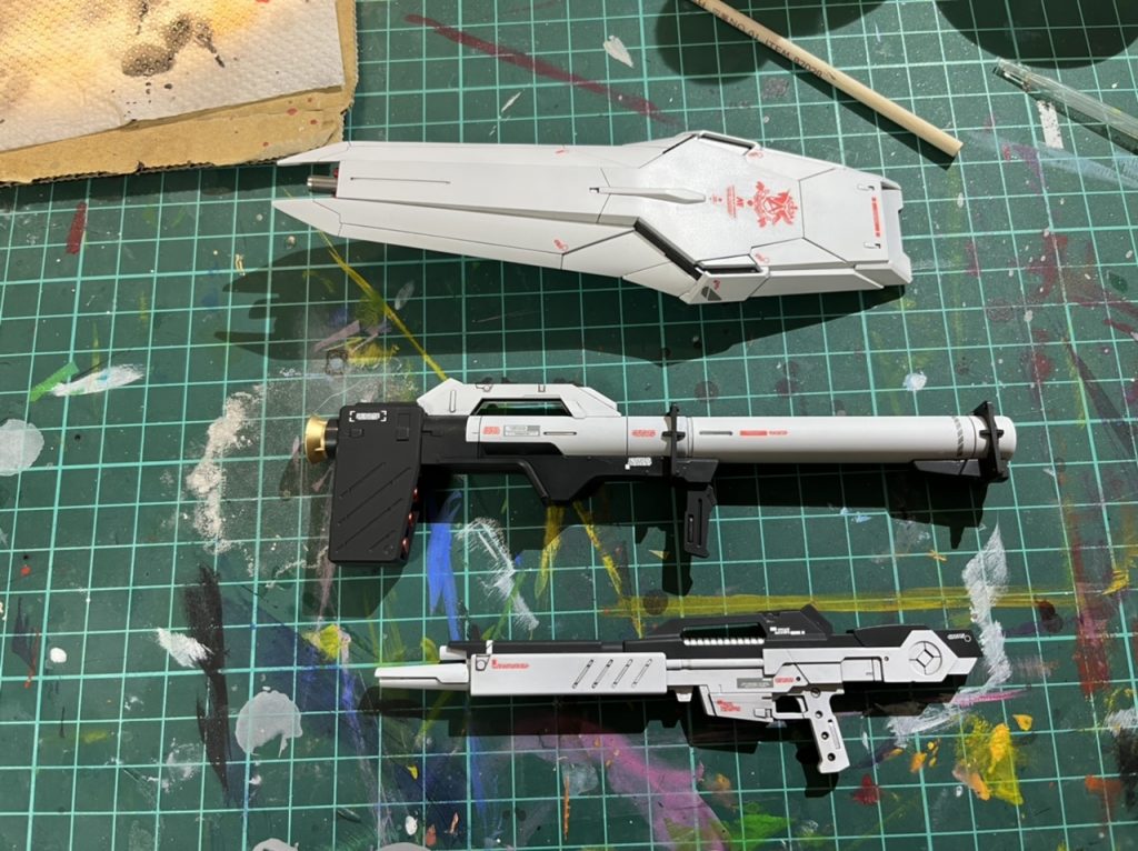 武器類シールドのヒケがひどくて表面処理に時間かかりました。塗装も初めてエアブラシでの大物部品塗装だったので塗装ムラが出て何回か塗り直しました。