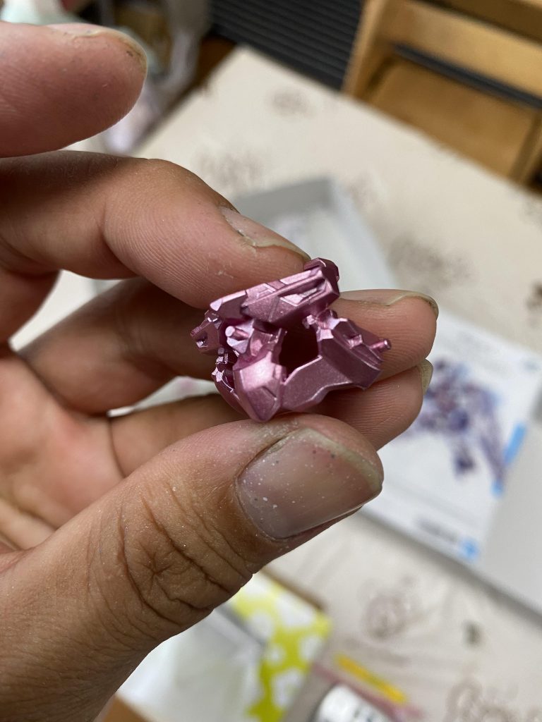 クレオスのメタルピーチとメタルシルバーを3:7くらいで合わせて塗ってみたら、女性用下着の色になってしまいちょっと頭を抱えてました笑