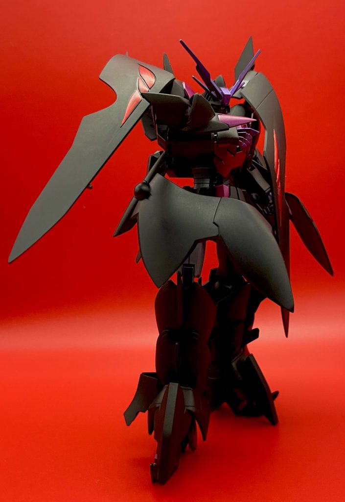 さてさて、ご覧の通りガンダムジエンドをベースにあれこれ弄ってみたんですが、ガンダムジエンドはマントがあると個人的にかなり好みなんですが、脚が貧相に感じたのでちょっとマッシヴになるようにと思ってガンダムAGEのバクトを購入してその脚を取り付けようと思ったのが始まりでした☝🏻結果的にあーだこーだ弄ってるうちにエピオンの脚になっていったりと、どんどん変化していき最終的にこの形に落ち着きました😌ポージングの付け方によってはバットマンのようなダークヒーロー感もあって結構気に入ってます😊