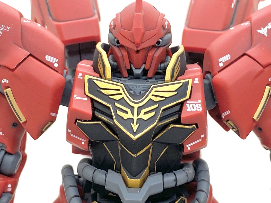 デカールはガンダムデカールのHGのシナンジュのをMGの説明書を見ながら、まずはほぼそのままの位置で貼り、その後に空いてる箇所にRGのデカールや余っているジャンクデカールを貼っています。今までHGのシナンジュのデカールを他のキットには良く貼りましたが本家に貼るのは初めてで(笑)、相当な枚数でしたが慣れたデザインなので無理なく貼る事が出来ました。