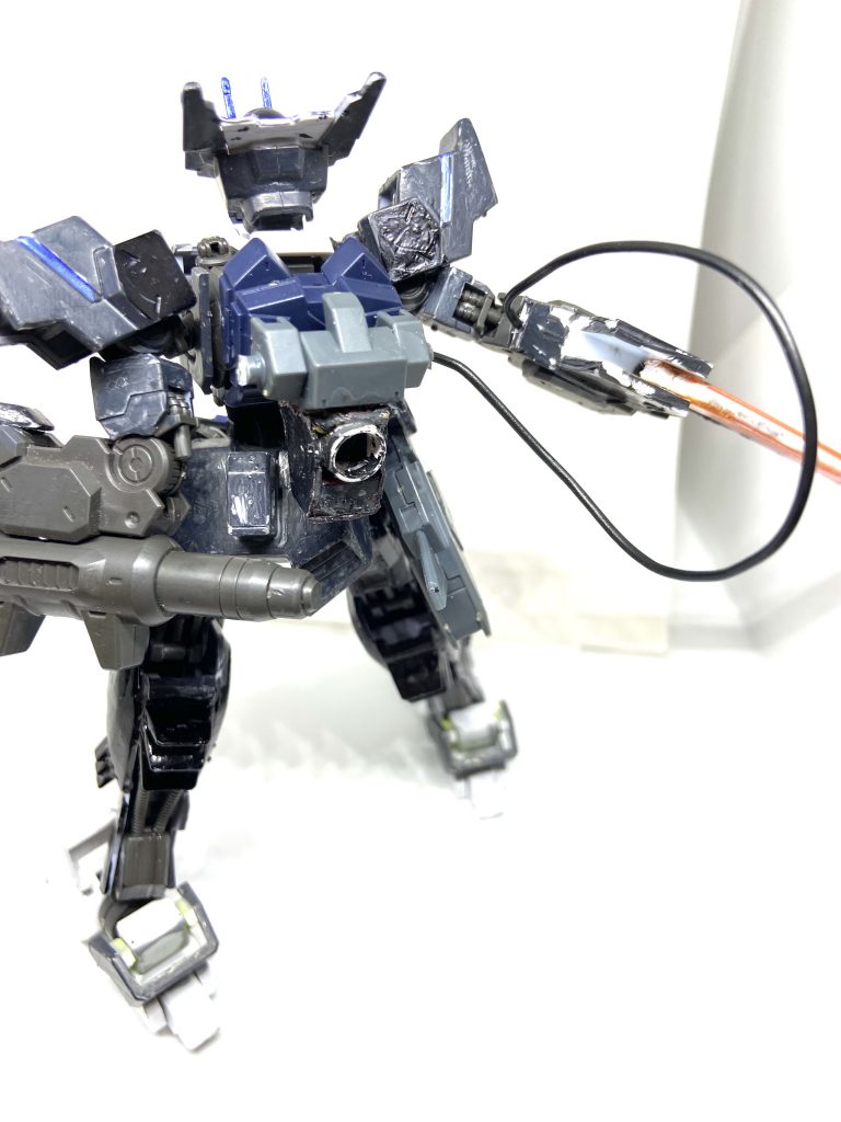 バックパックはこのような形宇宙空間での運用を想定している、そのため地上では砲撃バックパックと同様飛べなくなる。