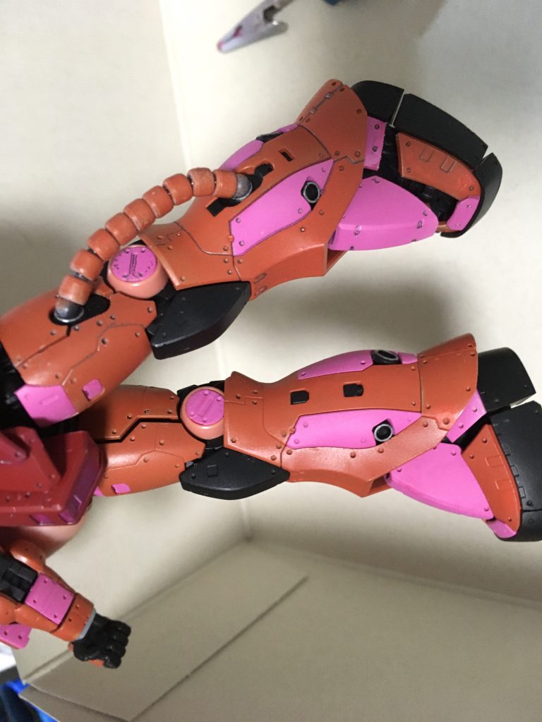 デカール貼る前です。単体見るとちょっとやっちゃったか?と思いました。完成するまでわからないもんですね〜。それにしてもザク山らしいザク作れました。ではまた次の作品てお会いしましょう♪