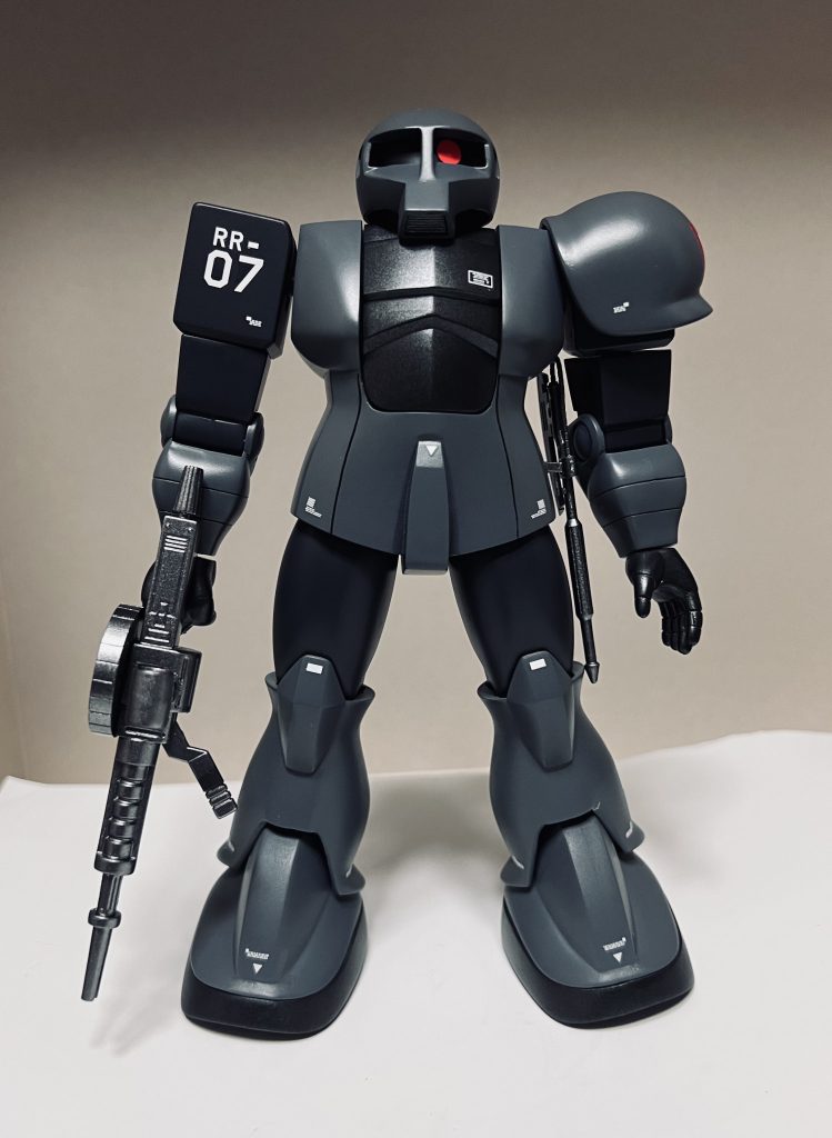 塗装はスプレー缶のジオングレー、ファントムグレー、ポリカーボネート（汗）ガンメタル、武器はライトガンメタルです。