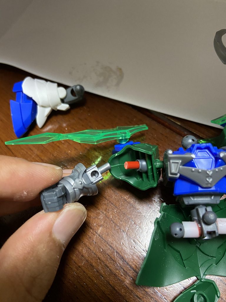 二の腕内側に3mm穴を開けてプラ棒での接続に変更。本来の接続ピンは切り飛ばします。また股関節も一旦BJを切り離し、3mm穴を開けてプラ棒通した後、両端にBJをプラパイプ経由で再接着します。足の付け根が外側に振られるので開脚した時に決まりやすく腰のヒラヒラも併せて外側に移動するので腹部との干渉が起きにくくなります。