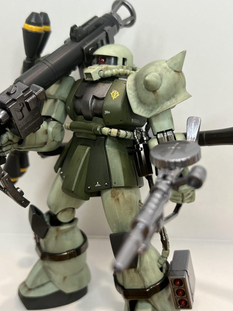 最新フォーマットの量産型ザクも挑戦してみたいですが、この初期モデルも味があって武装も多彩で良いキットです。