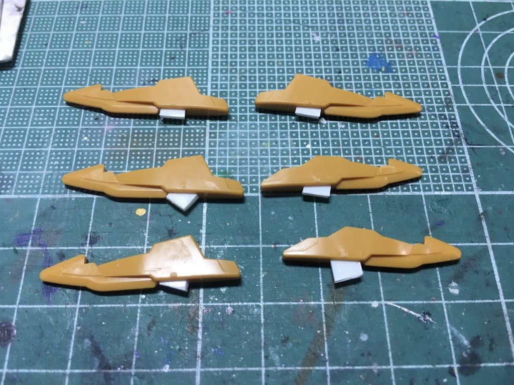 パイソンクローの爪は背の部分に穴が空いていたので1.2mmプラ板で埋めました。塗装は全てガンダムマーカーです。今回も過去作のジェミナスに合わせてディテールごとの塗り分けパターンを統一しています。一方で前腕やサイドアーマーなど、過去作では同系色で塗り分けたところは今回変更して紫の塗り分けを増やしたり、逆に新規パーツの紫の箇所に白や黒の塗り分けを追加したりしたことで以前のジェミナスとは異なるイメージにしています。またイエローはちょっと成型色がくすんで見えたので、パイソンクローの爪やダクト類などを塗り替えています。3連休×2で実働6日での製作となりましたが、なかなか良く仕上がったような気がします。白=ガンダムマーカー ガンダムニューホワイト黒=同ブラック黄=同イエロー赤=同ロイヤルメタレッドグレー1=同グレーグレー2=同メカグレー紫=同パープル