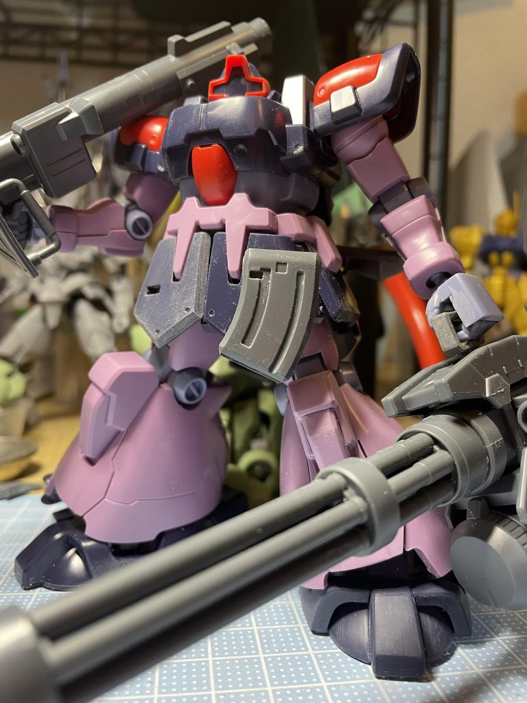 今回は宇宙仕様のドムトローペンを使いました。パチ組みにビルドパーツのガトリングを追加。重量感をだしてみました。