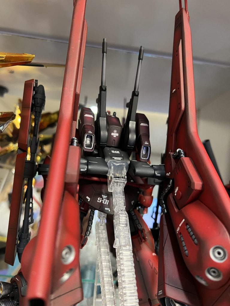 背部のブースター取り付け基部はそのままではリック・ディアスのビームピストルが懸架できないので、プラ板とプラパイプでボールジョイントごと自作し、ガタつきなく懸架出来る様にしました。