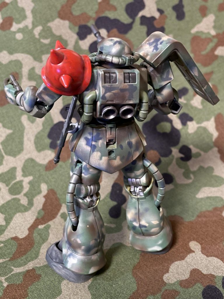 レッドショルダーはありきたりの感じですが、赤にしないと何処にいるかわかりづらくなってしまいそうです。