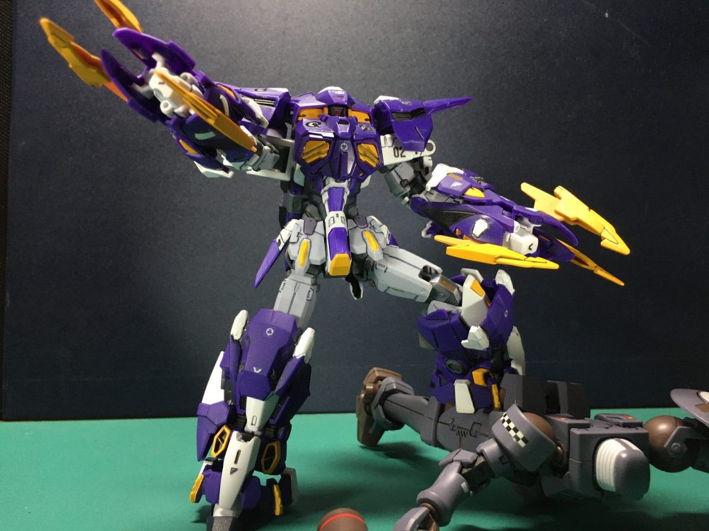 ラピッドショットの砲口は1.0mmピンバイスで開口しています。パイソンクローの可動部は全体的に通常プラのは嵌め合わせだったので、撮影中にクロー下側の装甲がプラプラしてきました。機を見てパーマネントマットバーニッシュしようと思います。