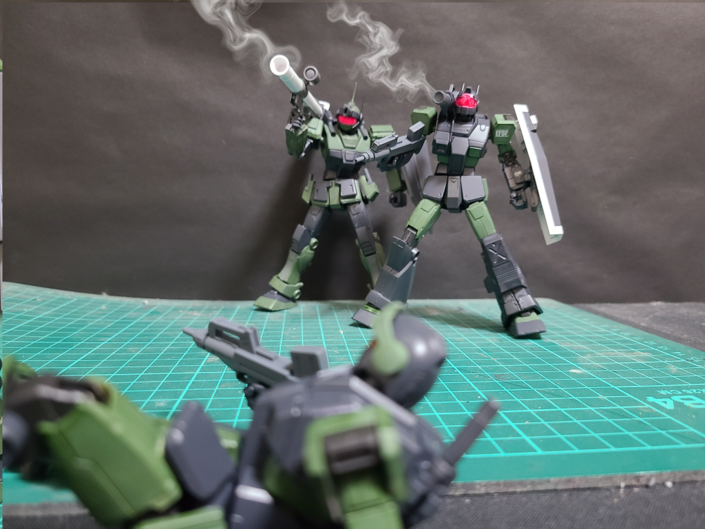 振り向くと援護射撃をしたハウンドαとωω「トロイ!無事か!?」δ「ふ…副隊長ぉ…、え…えぇ…でも少し首痛めましたけど」α「一人で動くなって言ったろ?装甲厚くてもザクマシンガンなめたら死ぬぜ」