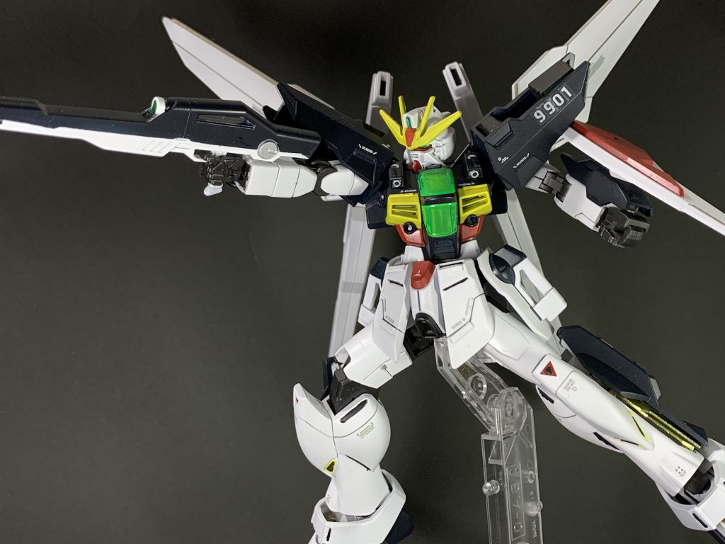 ライフルは色こそ変わりませんが、塗り分けはルプスビームライフルを参考にしつつ、アクセントに銀を入れています。