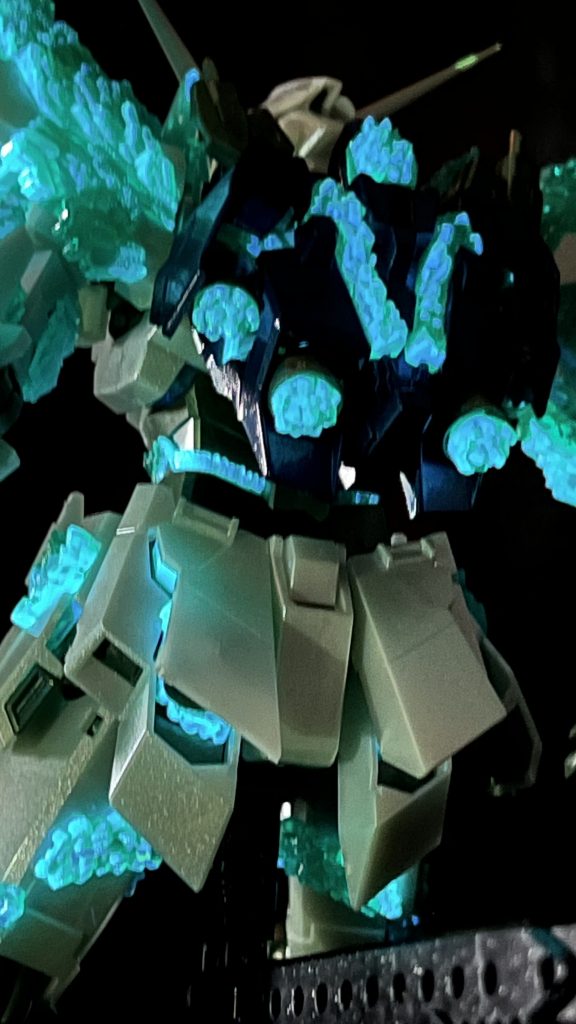 ブラックライトを当てる角度により、かなり強く発光します😊