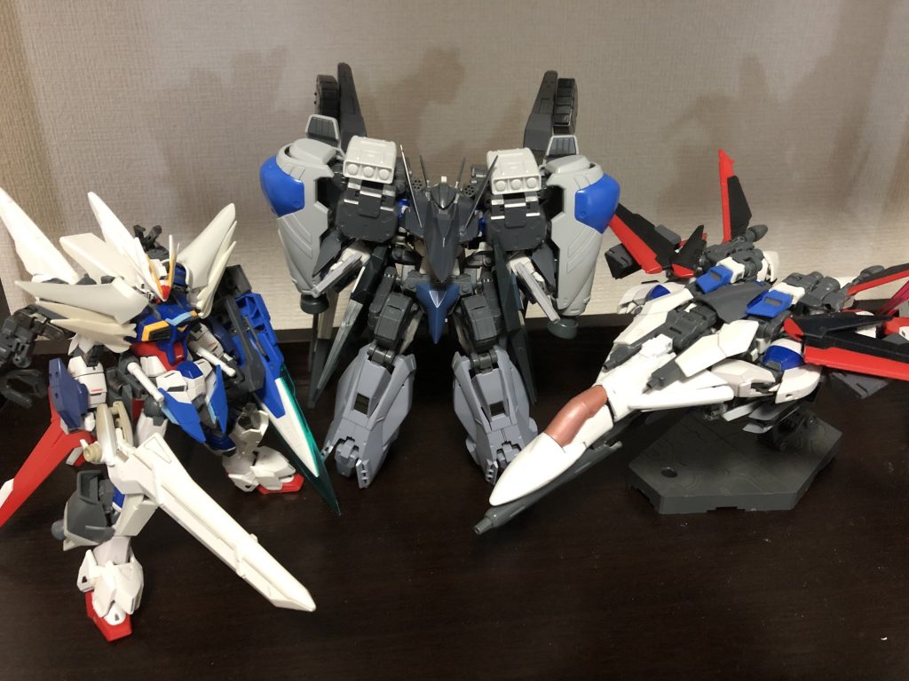 ついに3機揃いました。こう見るとシュナイダーが一番地味です。これら3機のチェストフライヤー・レッグフライヤーは互換性があり、通常のRGインパルスも含めた換装が可能です。