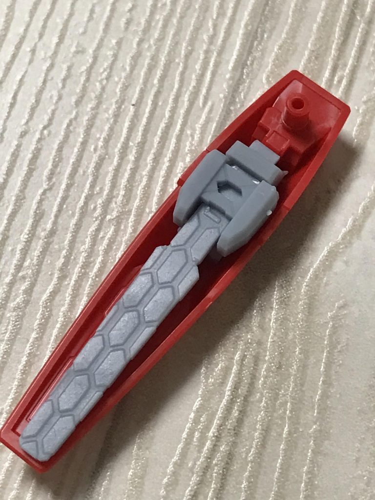 腰のサイドアーマーに装着して見えない試作型Cファンネル。名前勝手にアルファベットを割り振ろうかと思いましたが、オリジナルの設定に抵触しそうなので、試作型にしました。多分キオくんの為にAGEシステムが頑張ったけど間に合わなくて、そのノウハウはFXに引き継がれました。と言う設定にします。こちらも、光造形機で作成です。