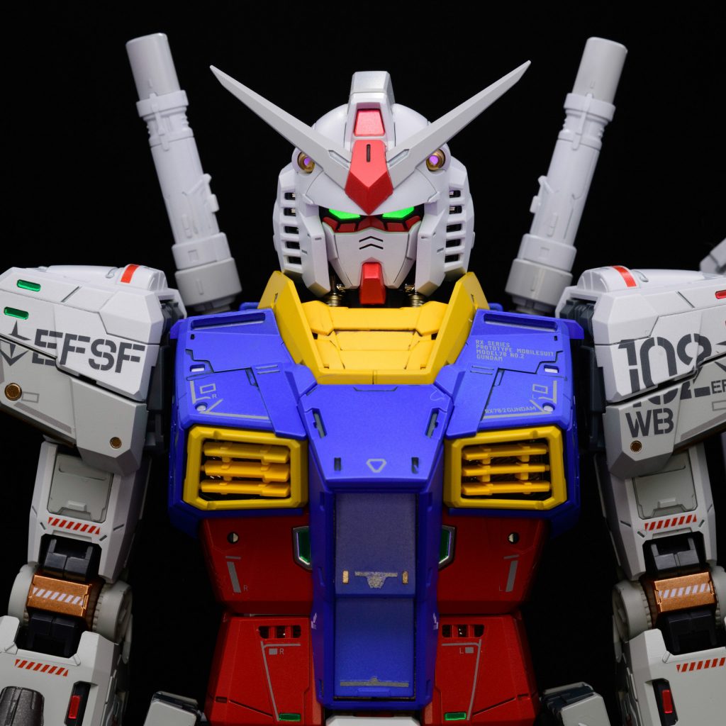 ツインアイの発光ギミックはオミットして、成形色にそのまま蛍光イエローを吹きました。すると通常はイエローですが、ブラックライトを当てるとグリーンに発光して二度とおいしいです。最後までご覧頂きありがとうございました。