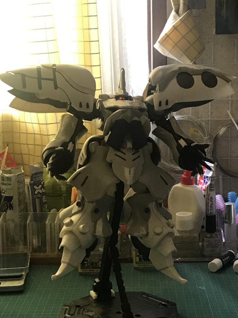コチラも制作中の写真ミライトを仕込んでるので実は目が光るんですが、撮影前に電池切れしてしまったので、塗装直前の写真でアピールここまでお付き合いありがとうございました!