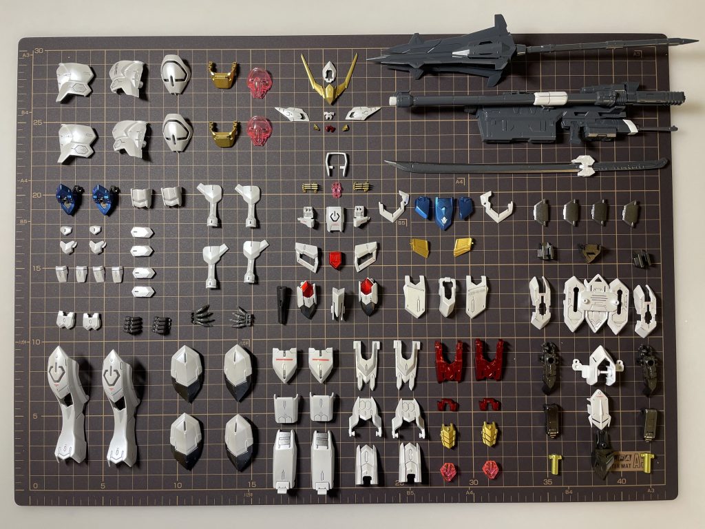 組み立て前に外装を並べてみました。早く組み立てたい気持ちでいっぱいでしたが、気持ちを落ち着かせるために無心でひたすら並べましたよ(΄◉◞౪◟◉`)