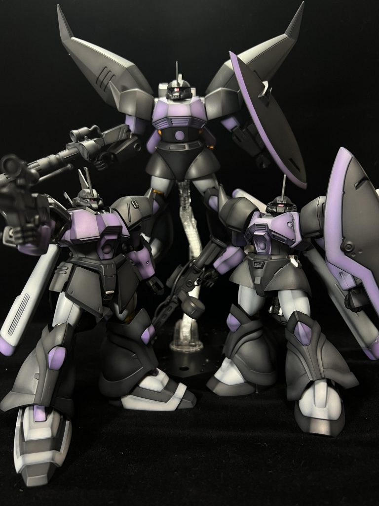 プレバンで一気に発注したのがそのまま積んであり、せっかく3体なのでこんな感じに。。