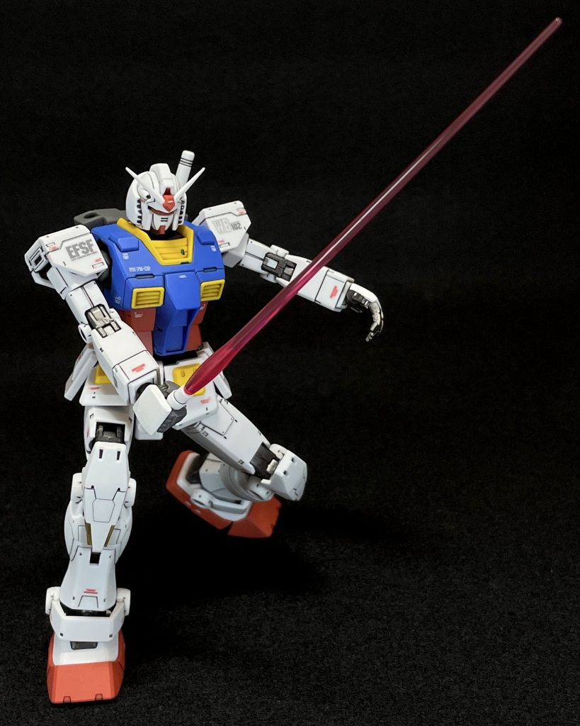 ビームサーベルを構えて〆最終的にウェザリングまでやりたかったのですが、綺麗な状態を残しておきたくて(グラビアアイドル？ww)ひとまず完成まで持って行けて一安心です。次は全塗装にも挑戦したいですね〜♪