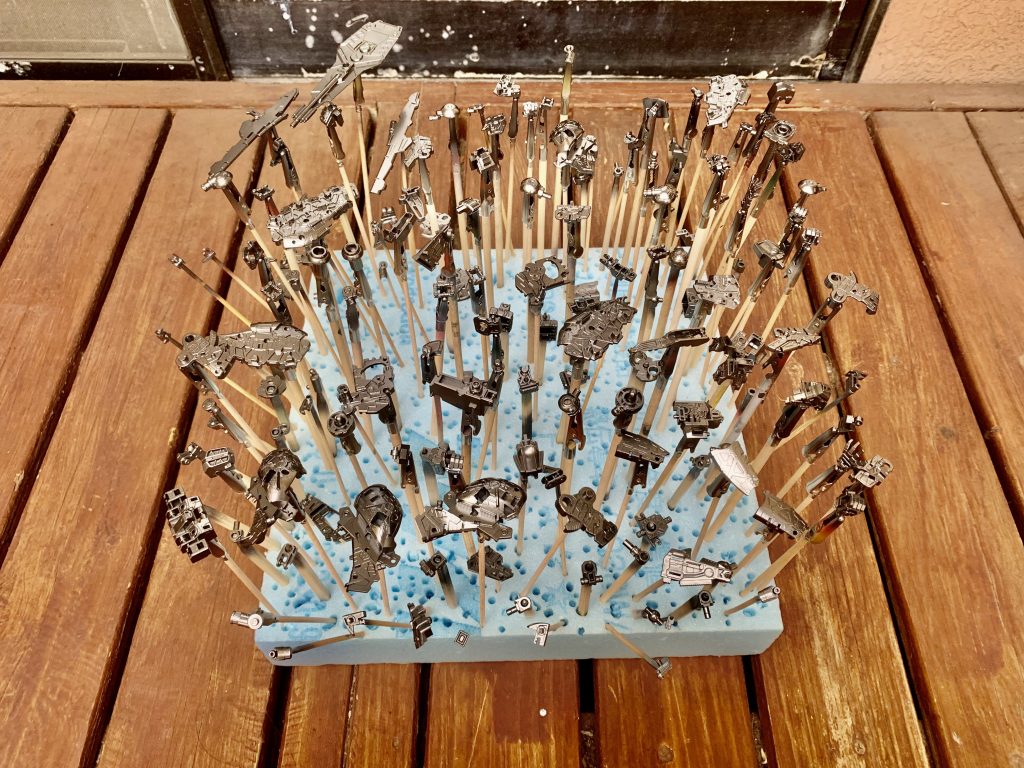 塗装途中。多すぎてこの他に同様の2つあります。