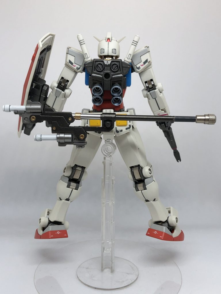 今回は成形色を部分的に残してアニメカラーで塗装し アゴを削って若干小型化、肩をプラ板でディテールアップ、足裏の肉抜きをパテとプラ板で埋めてアンテナのシャープ化、背中のバーニアを四連バーニアに改造、RG用のデカールをビヨグロに合うようにカットして貼って有ります。武器はシステムウェポン007です。