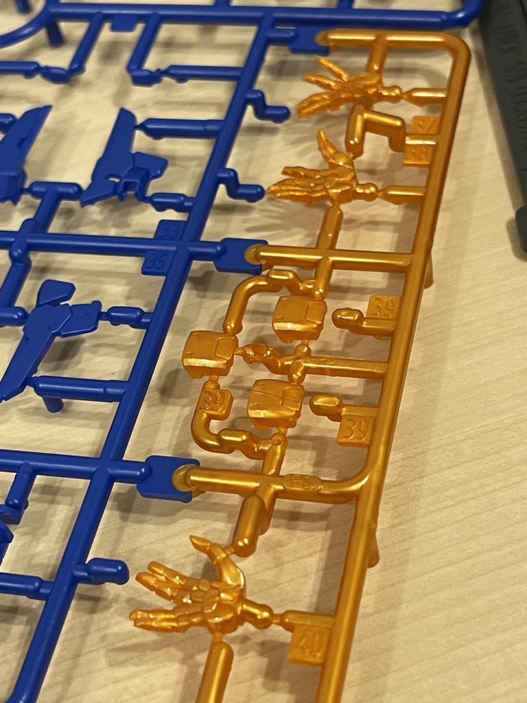 ゴッドフィンガーも綺麗です。透明パーツだとややおもちゃっぽさが出てしまいますが、半透明？なメタリック成形色でしたので燃える輝きでした。